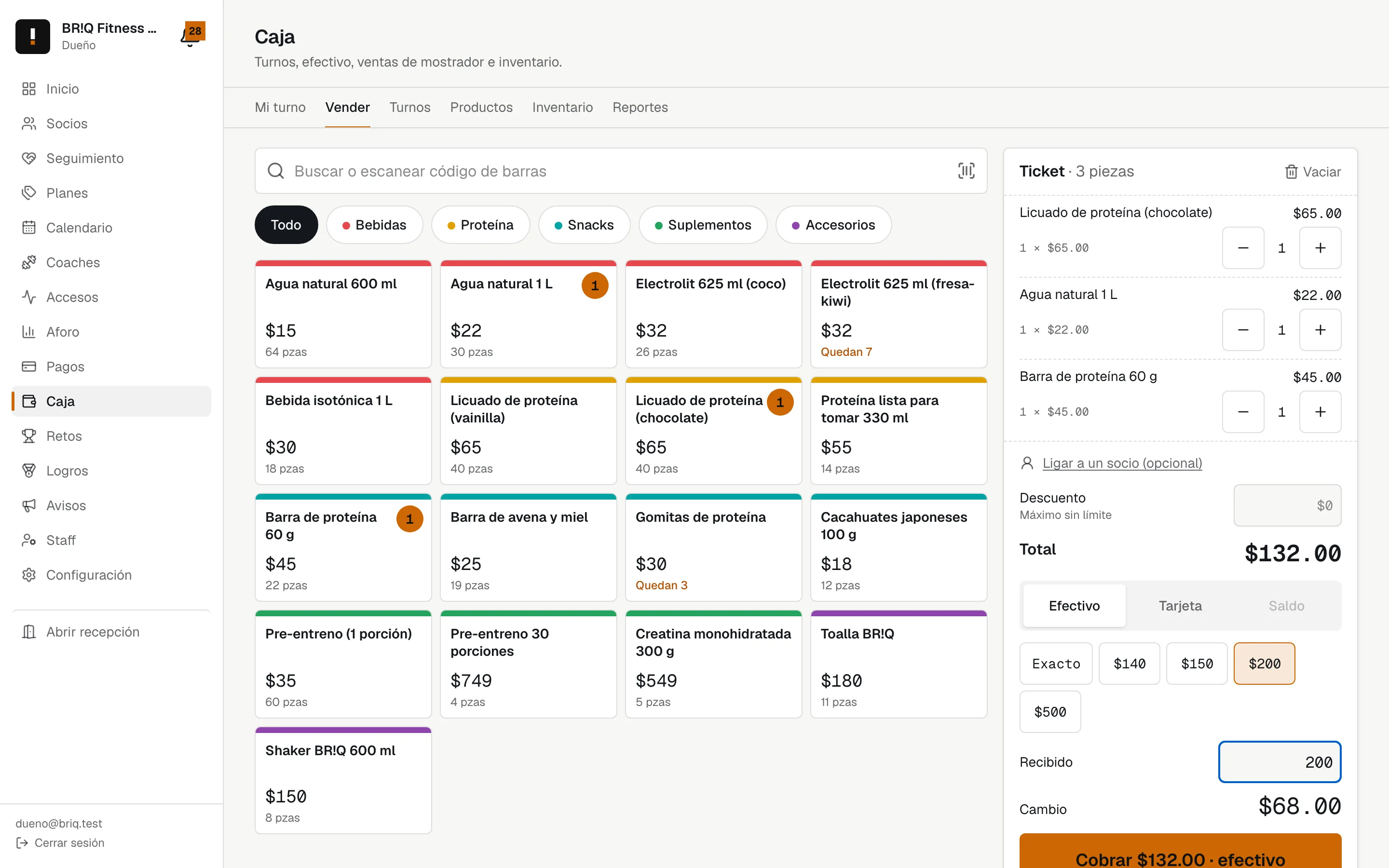 Punto de venta con un ticket de tres productos, efectivo recibido y cambio