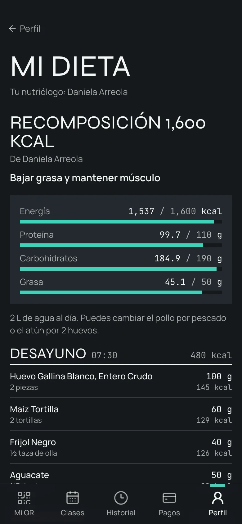 Plan de alimentación de la socia en su app con calorías y macros contra su meta y sus comidas