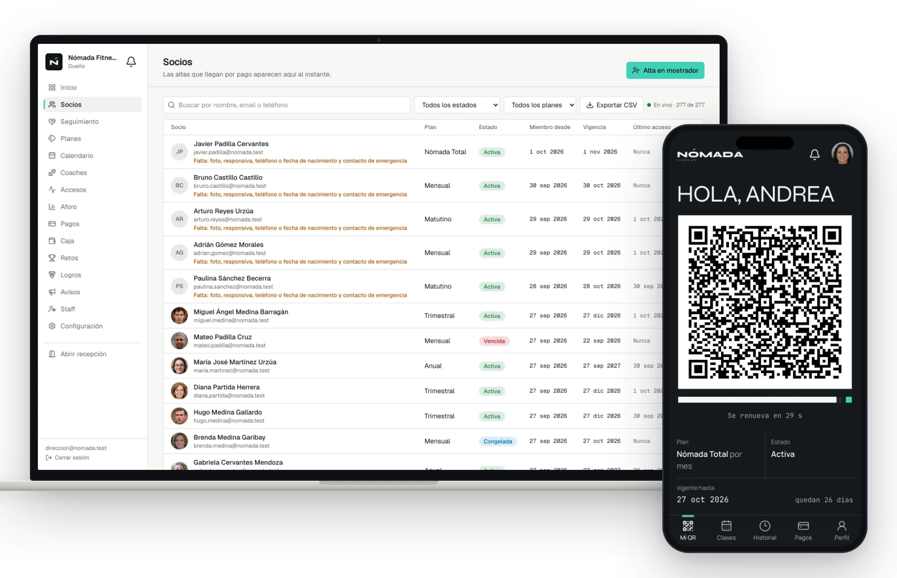 Panel de GymSoft en una laptop con la lista de socios en vivo, junto a la app del socio en un celular con su QR de acceso