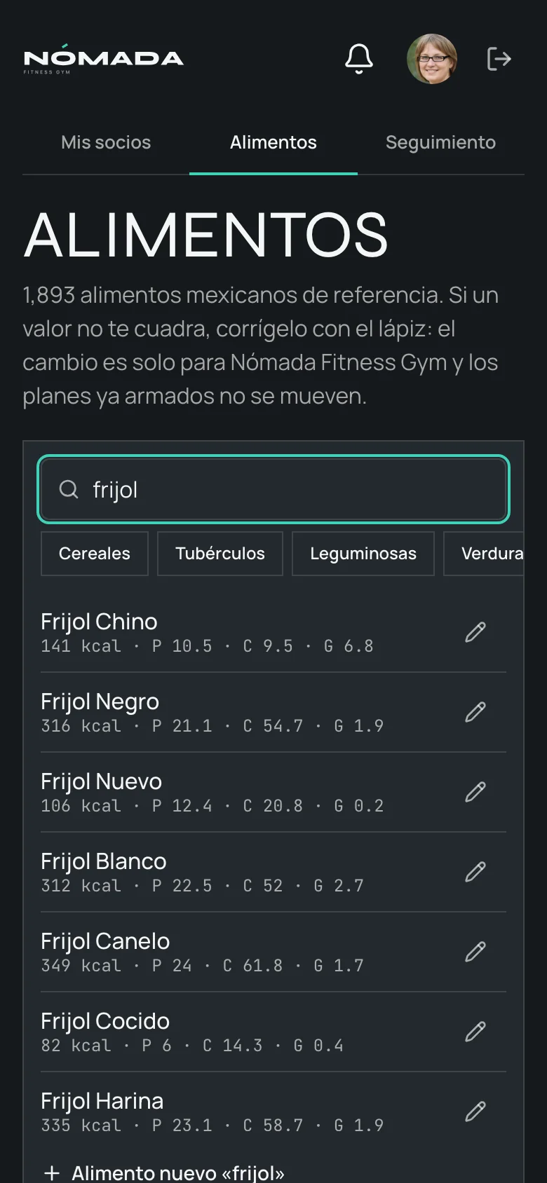 Catálogo de alimentos del nutriólogo con calorías y macros, y el lápiz para corregir valores